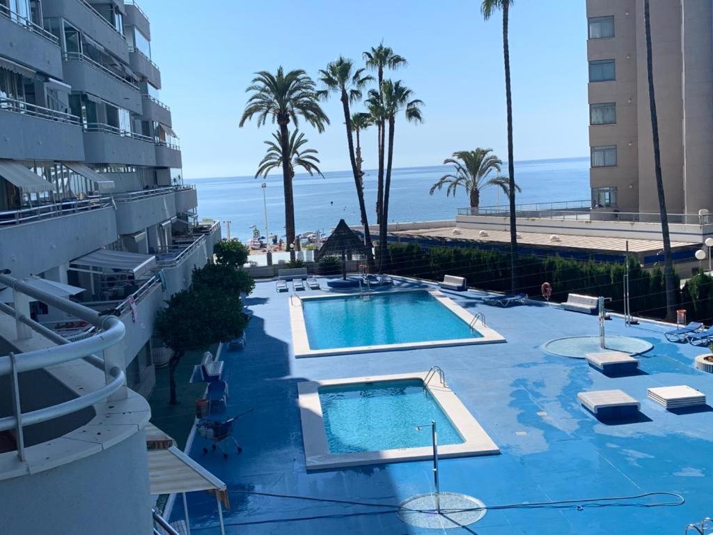 Bazén v ubytovaní SERVICE APART LAZARO - Apartamentos Aguamarina 42 alebo v jeho blízkosti