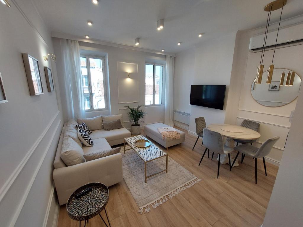 een woonkamer met een bank en een tafel bij Saint Raphael's apartment, classé 3 étoiles in Saint-Raphaël
