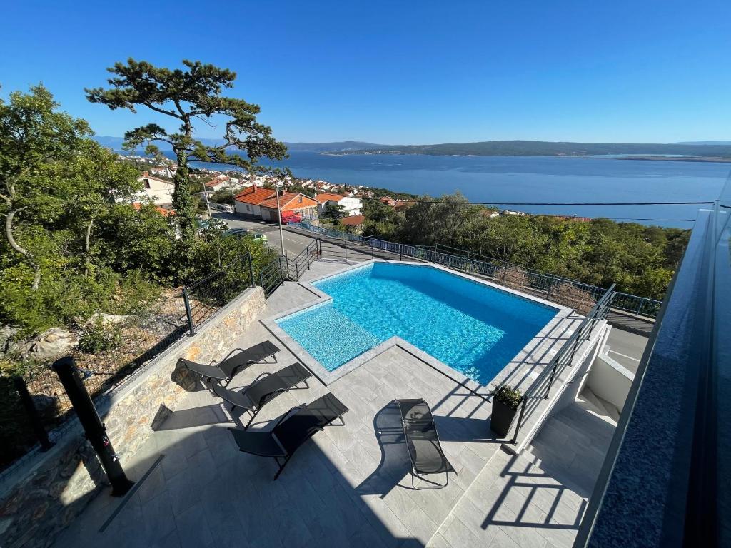 una piscina en un balcón con vistas al agua en Vila - Mimi en Dramalj