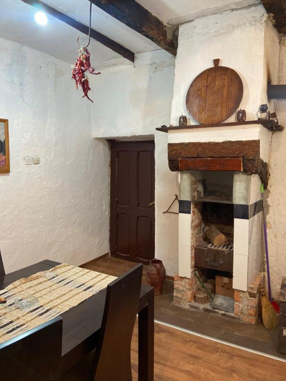 斯特魯加的住宿－Cottage Modrich，一间带壁炉和桌子的用餐室