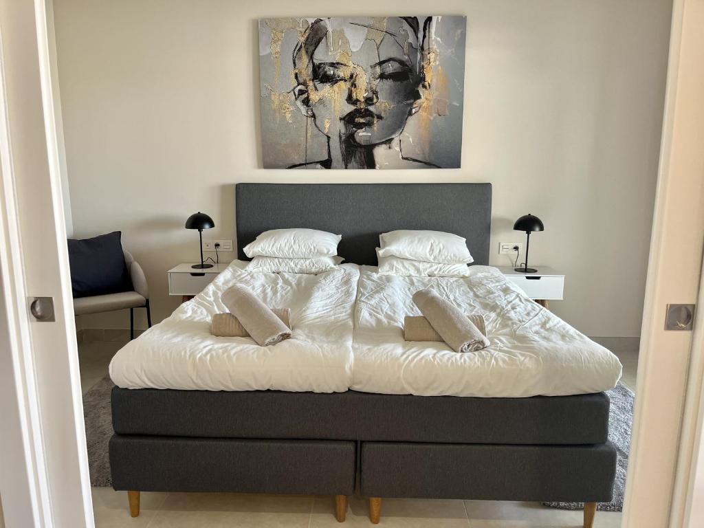 Łóżko lub łóżka w pokoju w obiekcie Holiday Apartment Lotus 45 La Cala