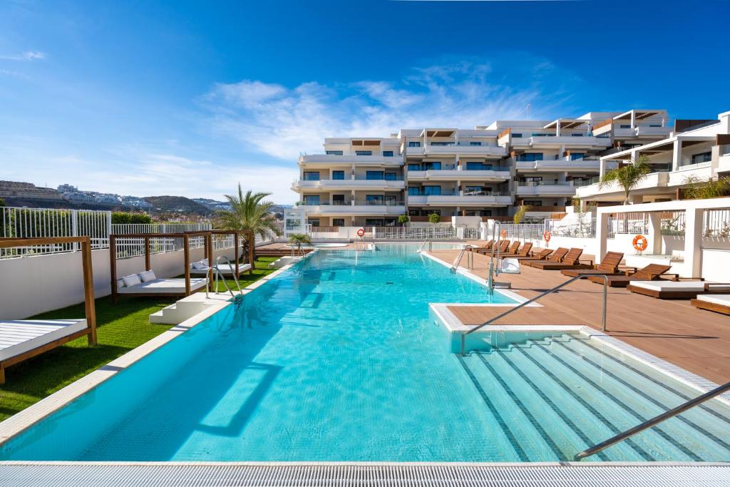 basen przed budynkiem w obiekcie Holiday Apartment Lotus 45 La Cala w mieście La Cala de Mijas