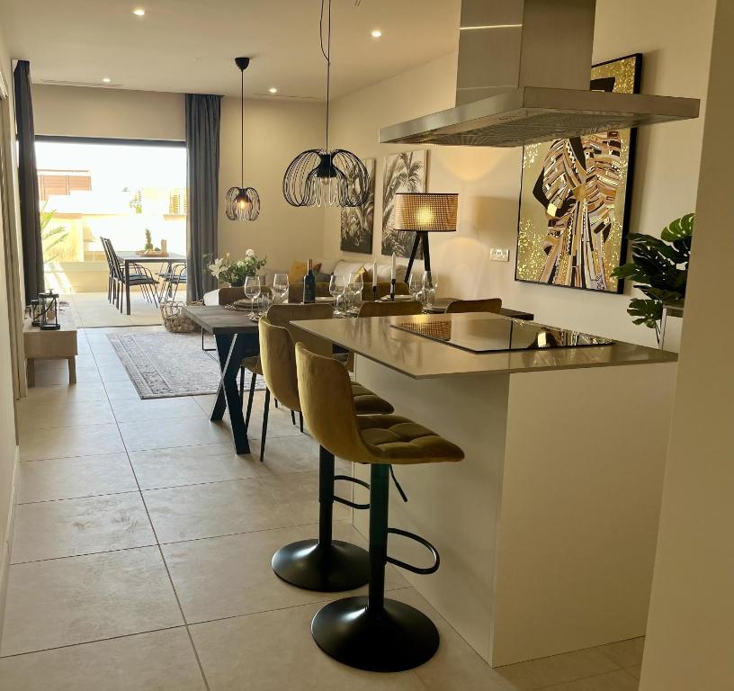 Kuchnia lub aneks kuchenny w obiekcie Holiday Apartment Lotus 45 La Cala