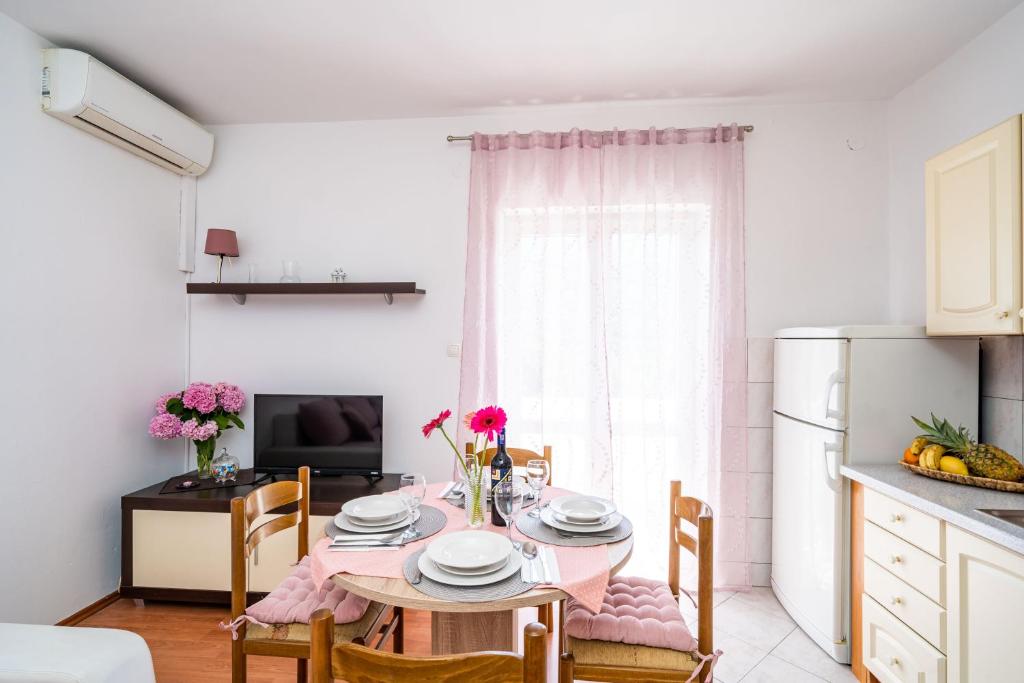 Kuchyňa alebo kuchynka v ubytovaní Marija Apartment