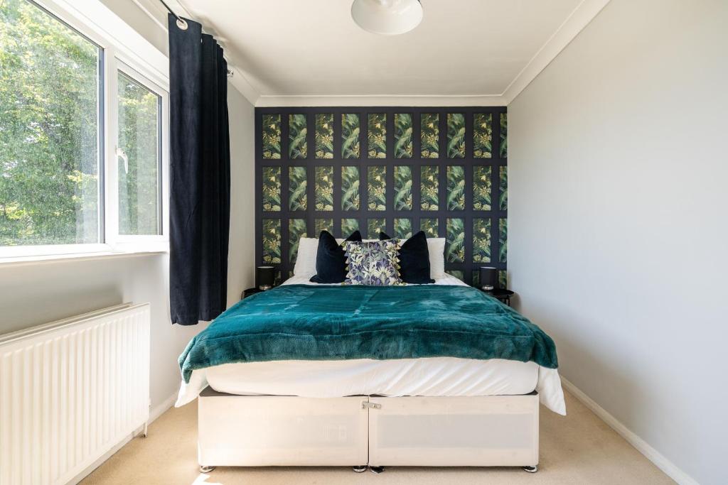 um quarto com uma cama com uma cabeceira preta em Onyx Bay - Whole Apartment - WiFi - Beach - 2 Bed - Broadstairs Town em Broadstairs