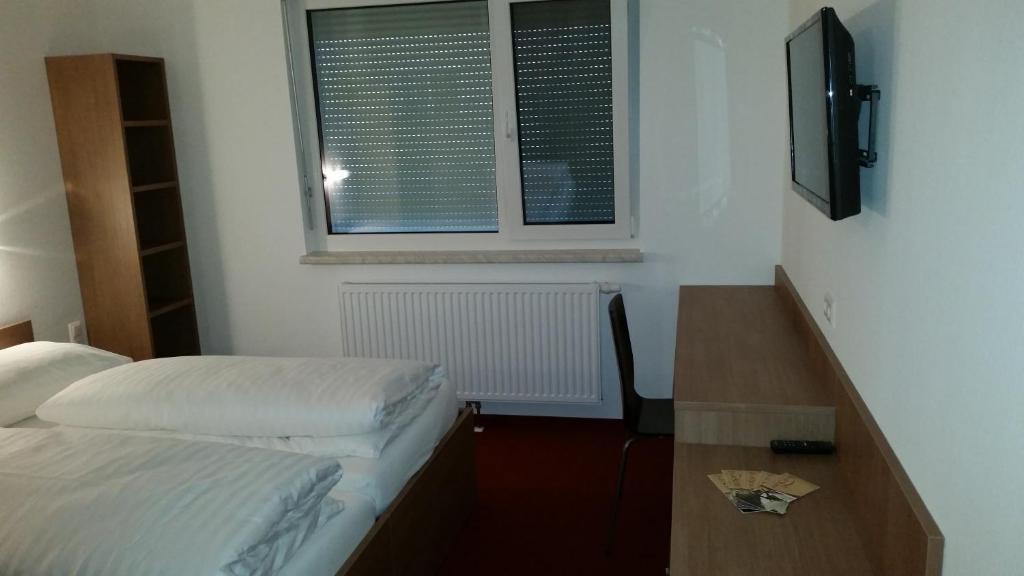 Televízia a/alebo spoločenská miestnosť v ubytovaní FairSleep Motel Hainburg