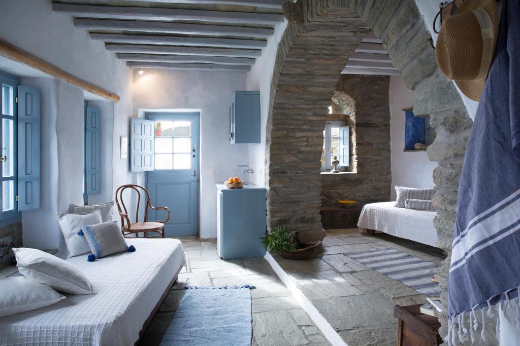 KhatzirádhosにあるElegant island houseのベッドとソファのある部屋