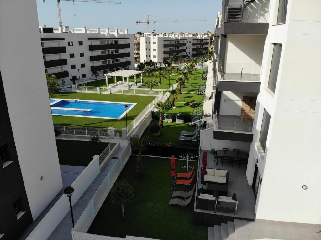 The swimming pool at or close to Valentino Golf II Villamartin