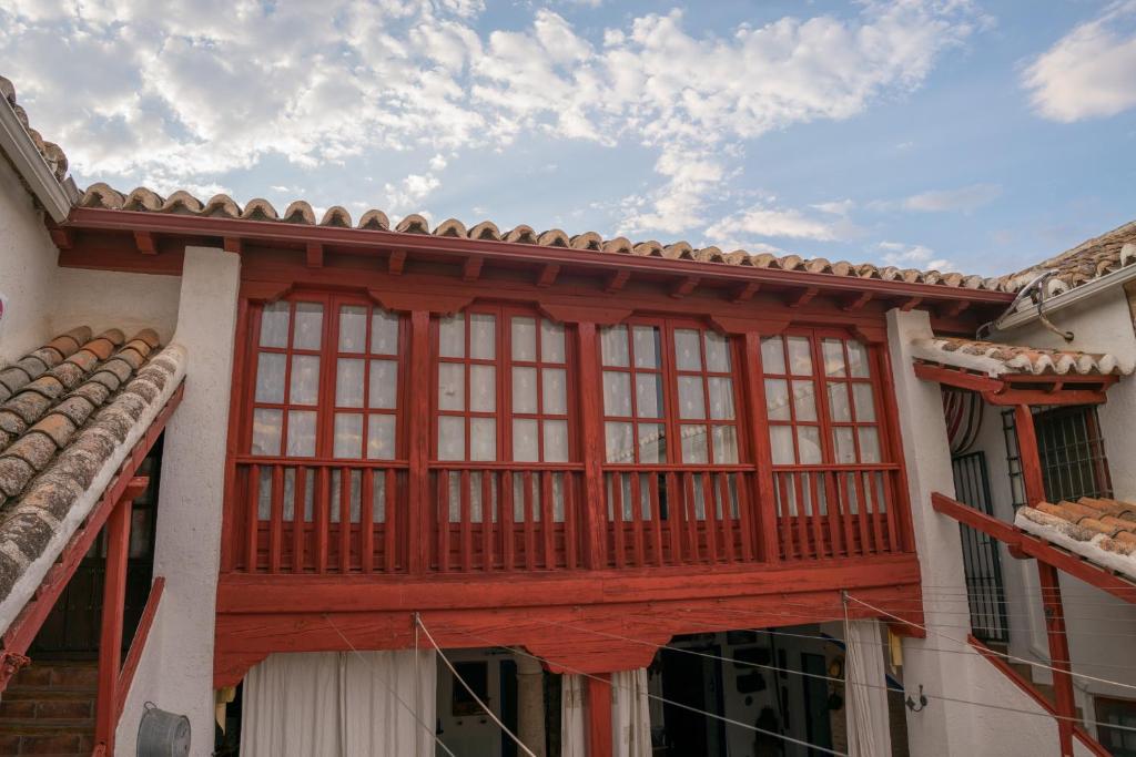 - un balcon en bois dans l'établissement LA ALDABA, antigua casa de labor, à Almagro