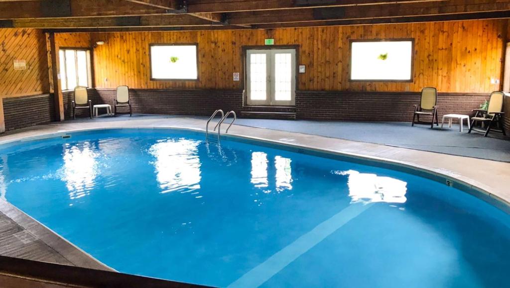 Bassein majutusasutuses Adirondack Lodge Old Forge või selle lähedal