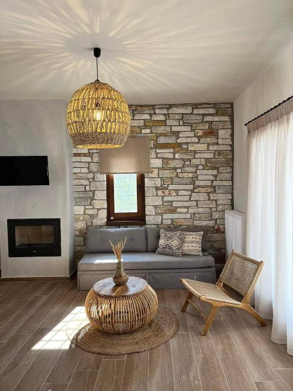ein Wohnzimmer mit einem Sofa und einem Tisch in der Unterkunft Peri Elxis Luxury Suites in Mouresi