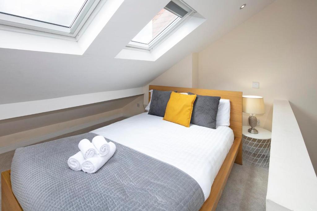 Gallery image of Coventry Large Sleeps 5 Person 4 Bedroom 4 Bath House Suitable for BHX NEC Solihull Rugby Warwick Contractors Ricoh Arena NHS Short & Long Business Stays Free Parking for 2 Vehicles, Close to City Centre High Speed Wifi in Coventry