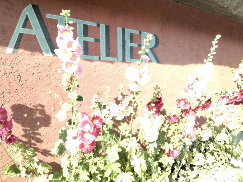 a bunch of flowers on the side of a building at Ferienatelier 1 in Steffenshagen