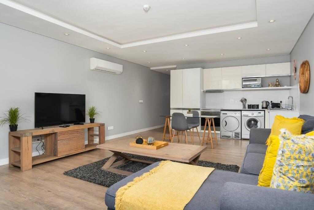 Fully furnish one bedroom apt greenpoint capetown., Cape Town (updated