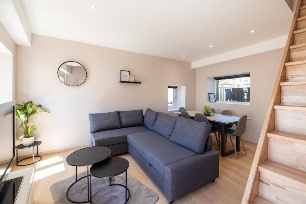 昂布朗的住宿－Joli T3 en Duplex avec terrasse #6，客厅配有蓝色的沙发和桌子