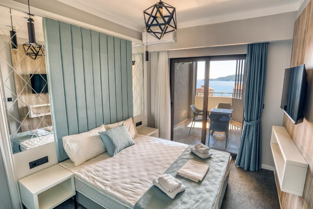 Televízia a/alebo spoločenská miestnosť v ubytovaní Montenegrina Hotel & SPA All-Inclusive