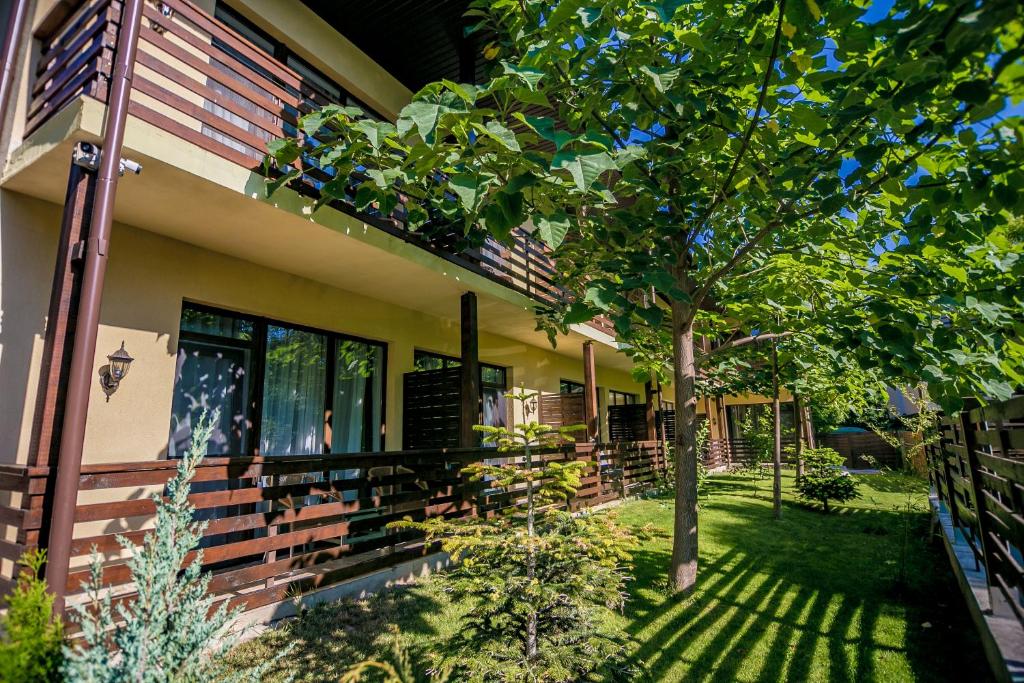 una casa con un árbol delante de ella en Annador, en Jupiter