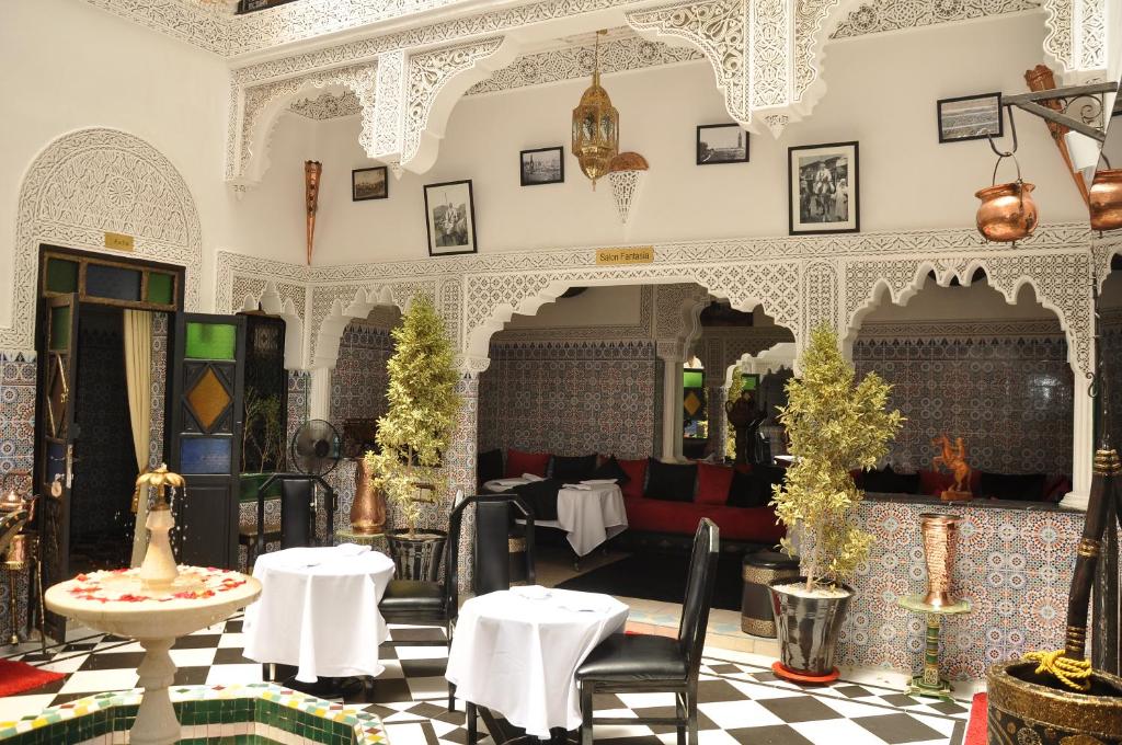 A restaurant or other place to eat at Riad La Porte d'Or & SPA