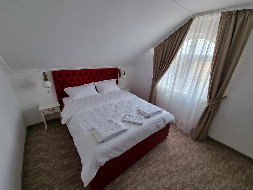 sypialnia z dużym łóżkiem i oknem w obiekcie Mini Paradis w mieście Oradea