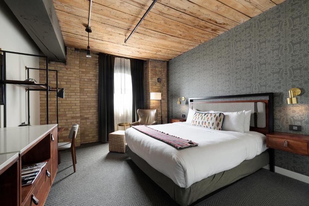 Postel nebo postele na pokoji v ubytování Hewing Hotel