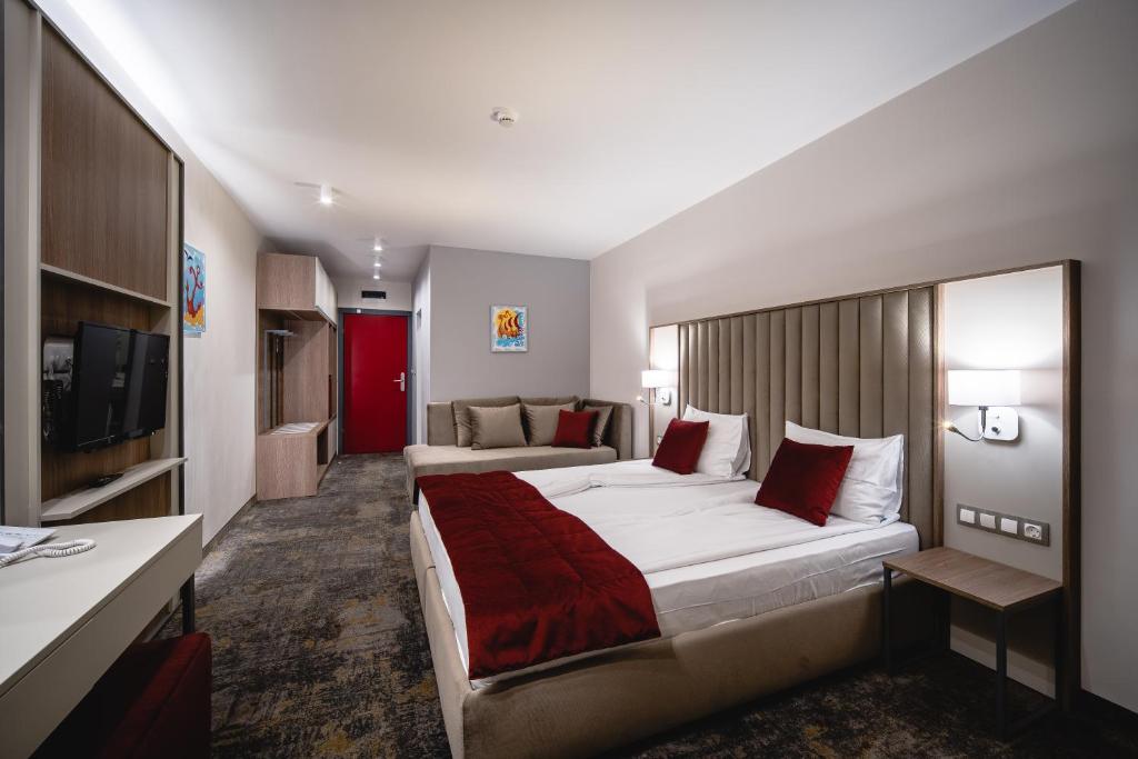 Postel nebo postele na pokoji v ubytování Saint George Hotel & Medical Spa