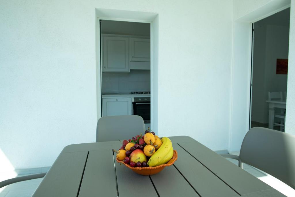 un bol de fruta sentado en una mesa en Casa Antonello, en Golfo Aranci