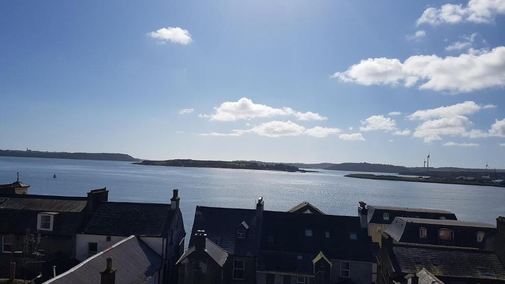 una vista de una gran masa de agua con casas en Sea View Cottage, 2 bedrooms with stunning views, en Cobh