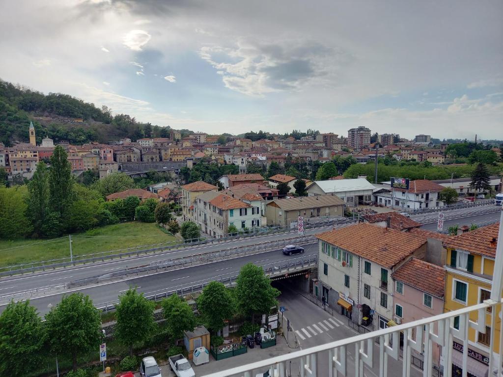 een luchtzicht op een stad met een snelweg bij Serravalle Apartment in Serravalle Scrivia