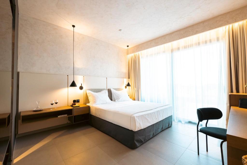 Postel nebo postele na pokoji v ubytování Anasa Luxury Resort