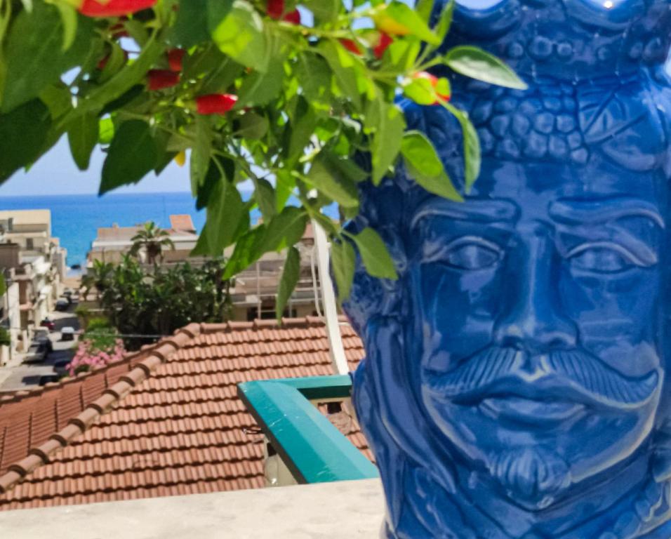 un jarrón azul sentado en la parte superior de un edificio en Casa Tanna en Donnalucata