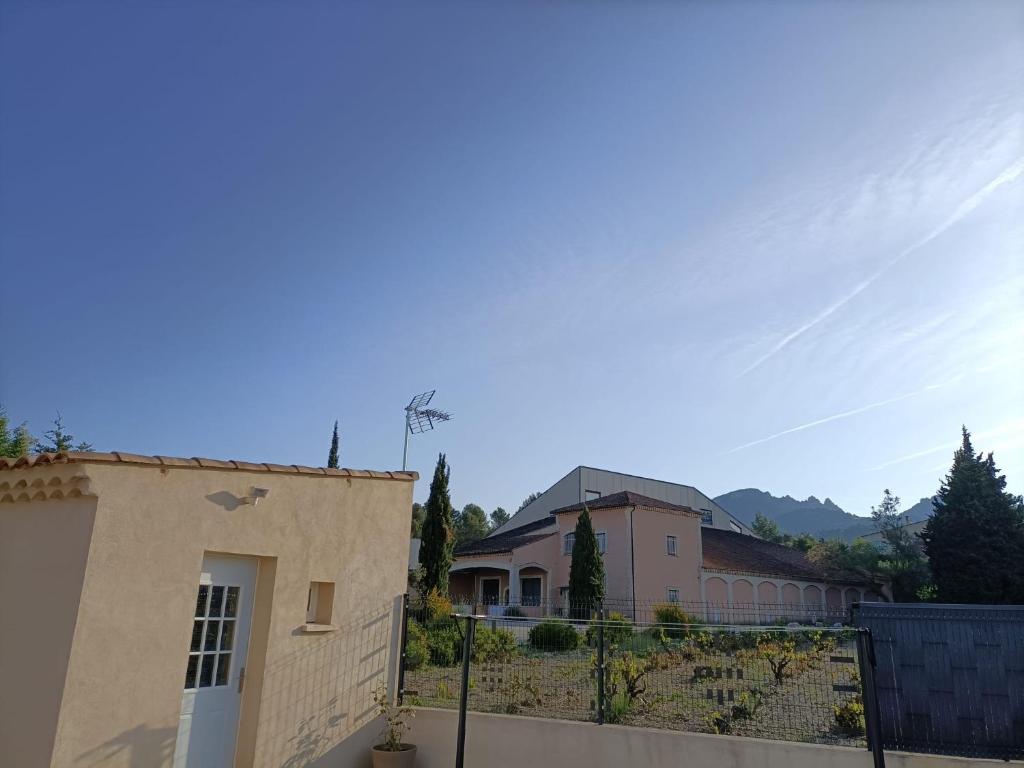 uma vista para uma casa a partir da rua em Bienvenue au Dourmidou en Provence ! em Vacqueyras