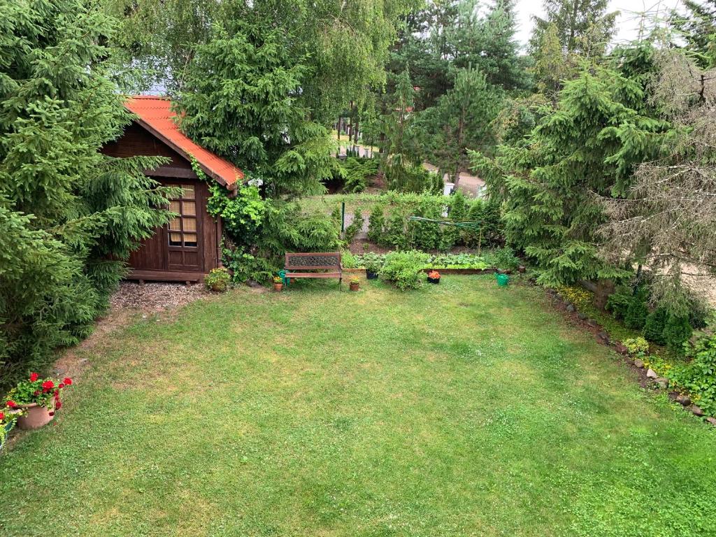 Vonkajšia záhrada v ubytovaní Dom nad jeziorem Tajty
