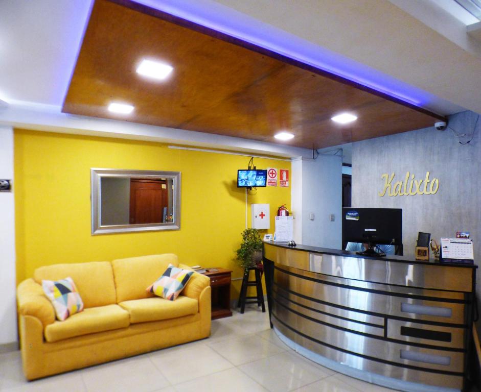 - une salle d'attente avec un canapé à un comptoir dans l'établissement HOTEL KALIXTO, à Cayma