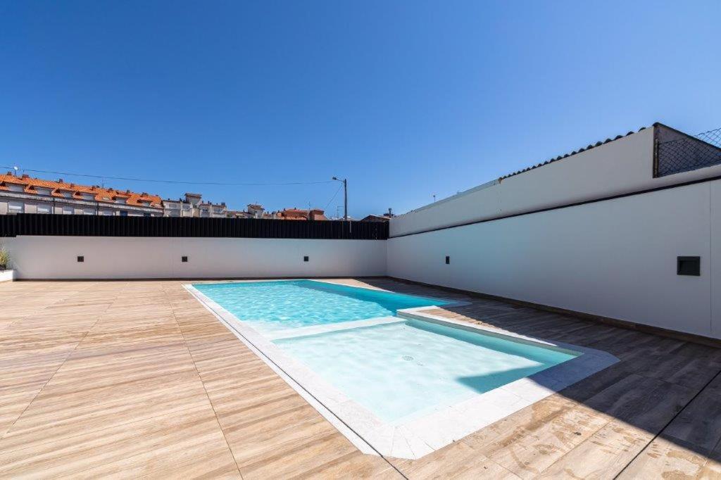 The swimming pool at or close to Apartamento Playa Canelas II