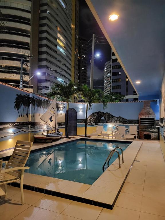 una piscina en la azotea de un edificio por la noche en Hotel Encontro do Sol, en Fortaleza