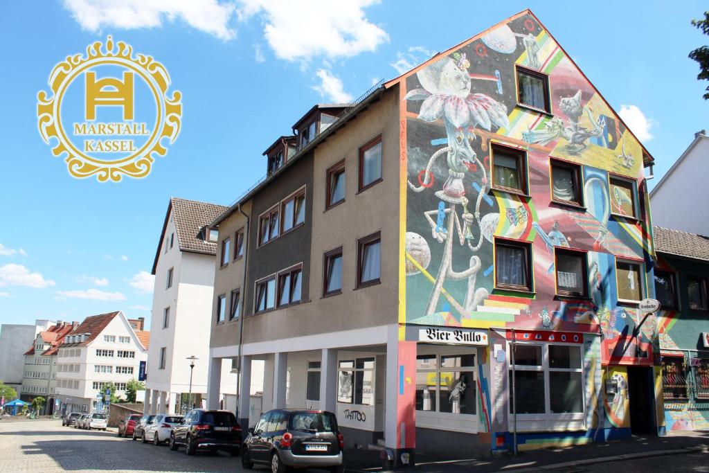 een gebouw met een schilderij aan de zijkant bij Marstall Apartmenthaus Kassel in Kassel