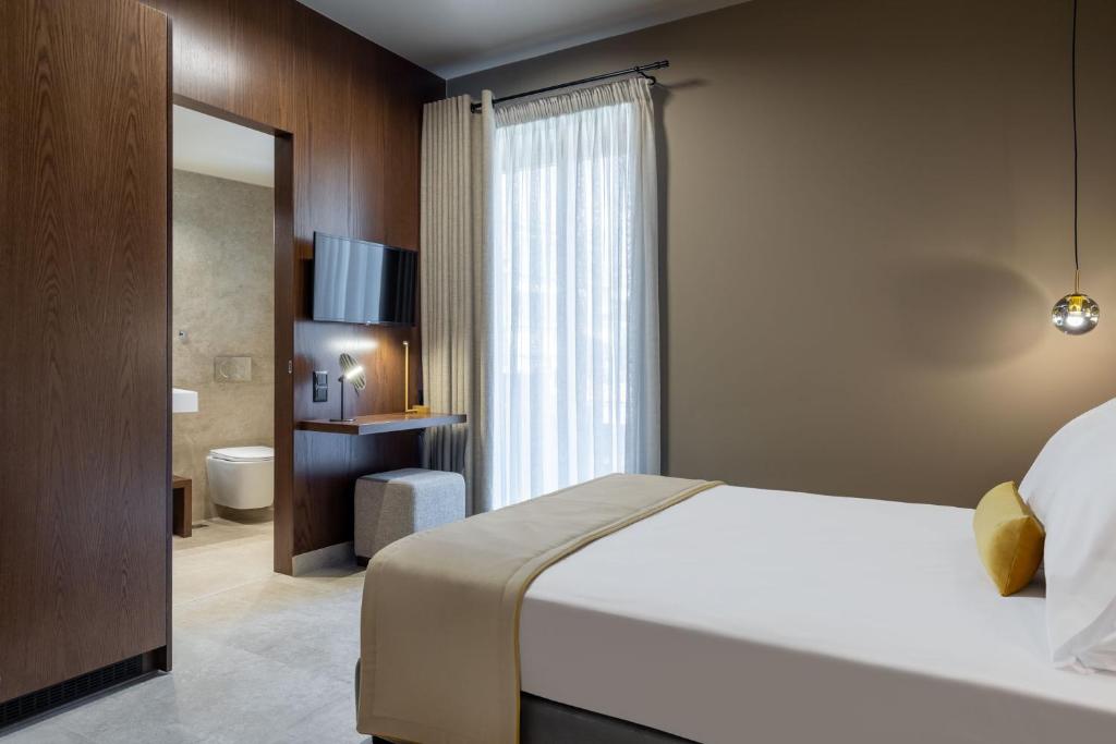 Postel nebo postele na pokoji v ubytování ASKLIPIOS LUXURY ROOMS