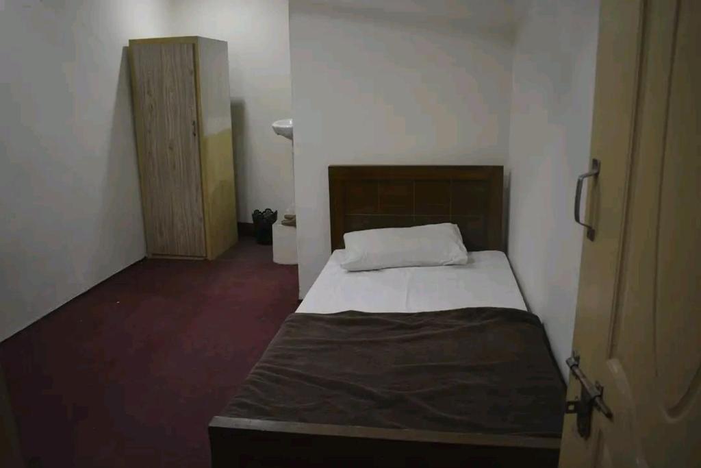 Postel nebo postele na pokoji v ubytování Highlander inn Skardu