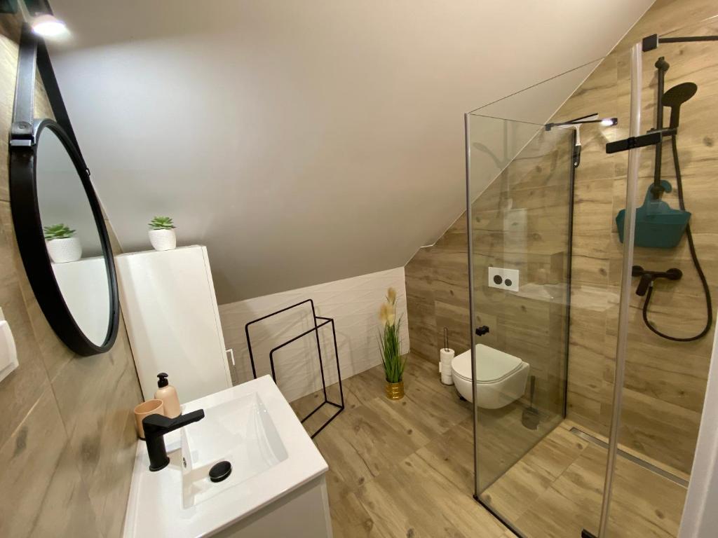 Kúpeľňa v ubytovaní Apt FIONA2 Centrum700m Parking Bezpłatny Monitorowany Salon TV Sypialnia Tv Łazienka Kuchnia Rekuperacja