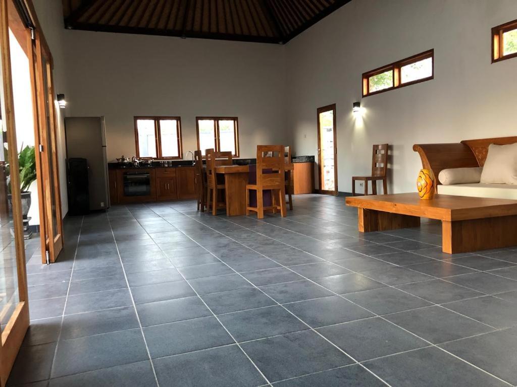 una sala de estar con un sofá y una mesa en Villa Rosa East Bali, en Karangasem