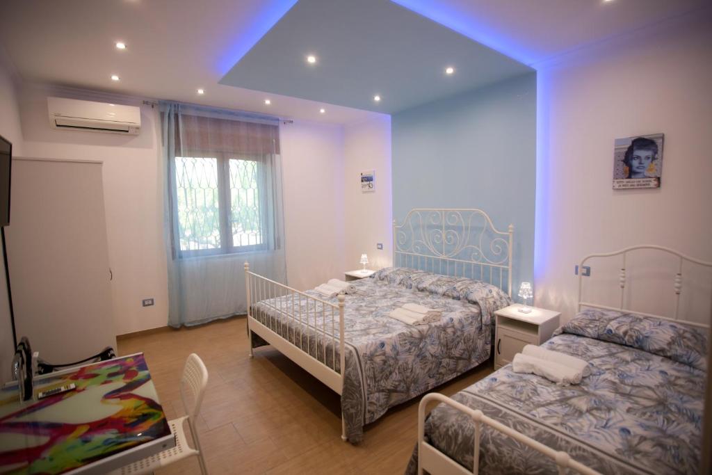 Cette chambre comprend 2 lits et un canapé. dans l'établissement DON VINCENZO APARTMENT, à Gragnano