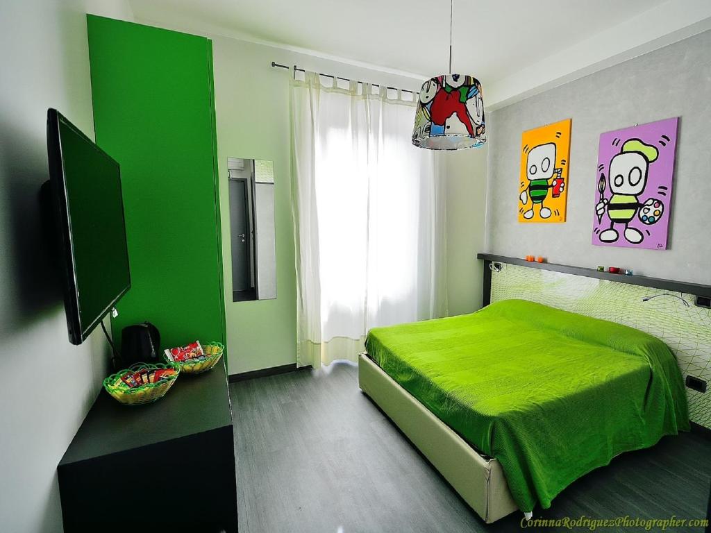 um quarto verde com uma cama e uma janela em Affittacamere Tiburstation em Roma