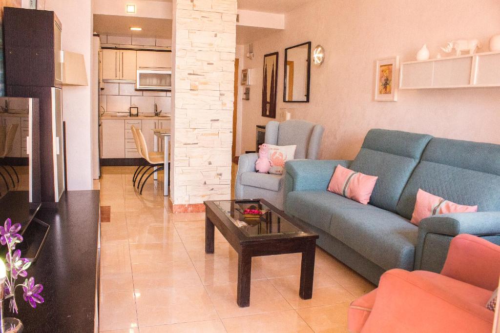 Kuchnia lub aneks kuchenny w obiekcie Benal Beach deluxe apartment with panoramic sea views