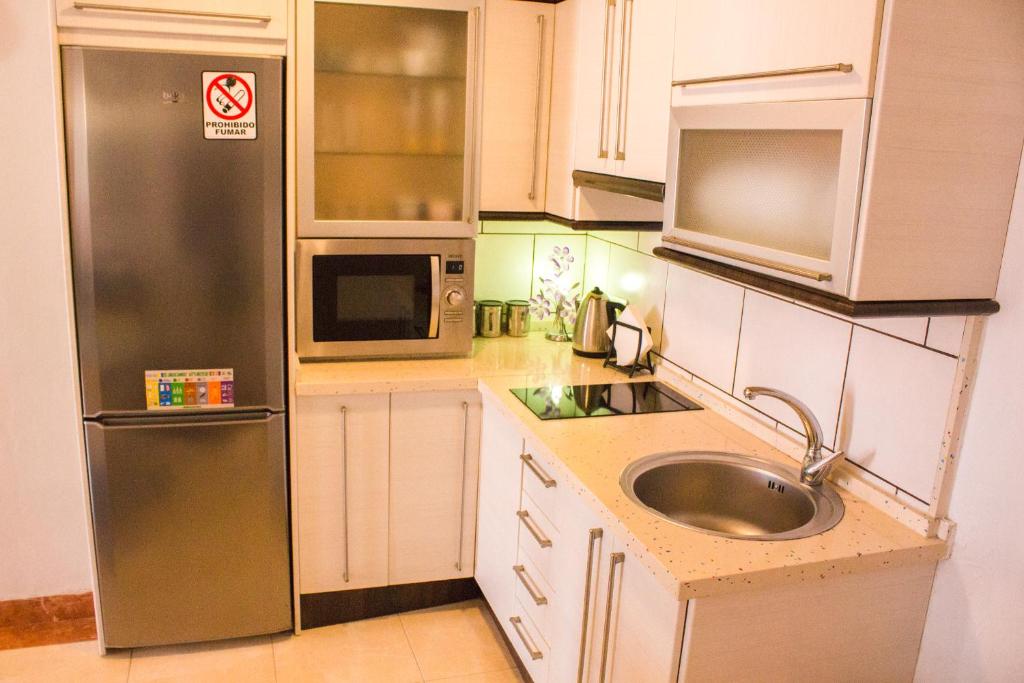 Kuchnia lub aneks kuchenny w obiekcie Benal Beach deluxe apartment with panoramic sea views