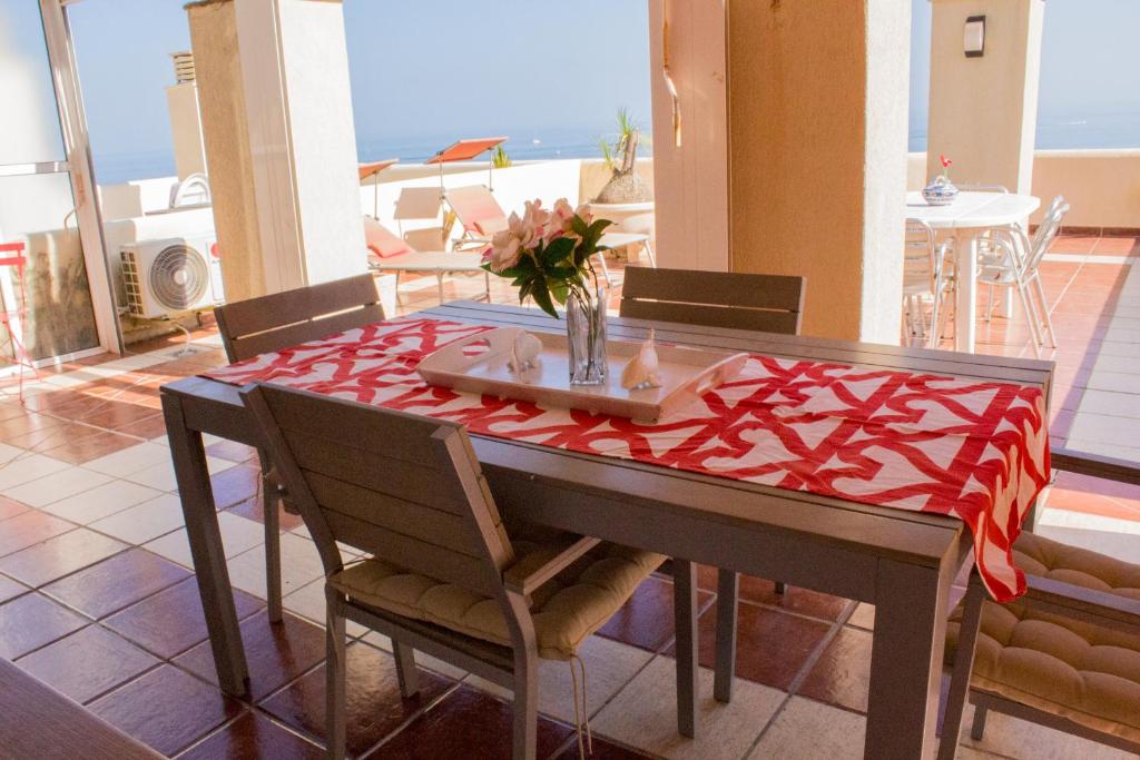 Zdjęcie z galerii obiektu Benal Beach deluxe apartment with panoramic sea views w mieście Benalmádena