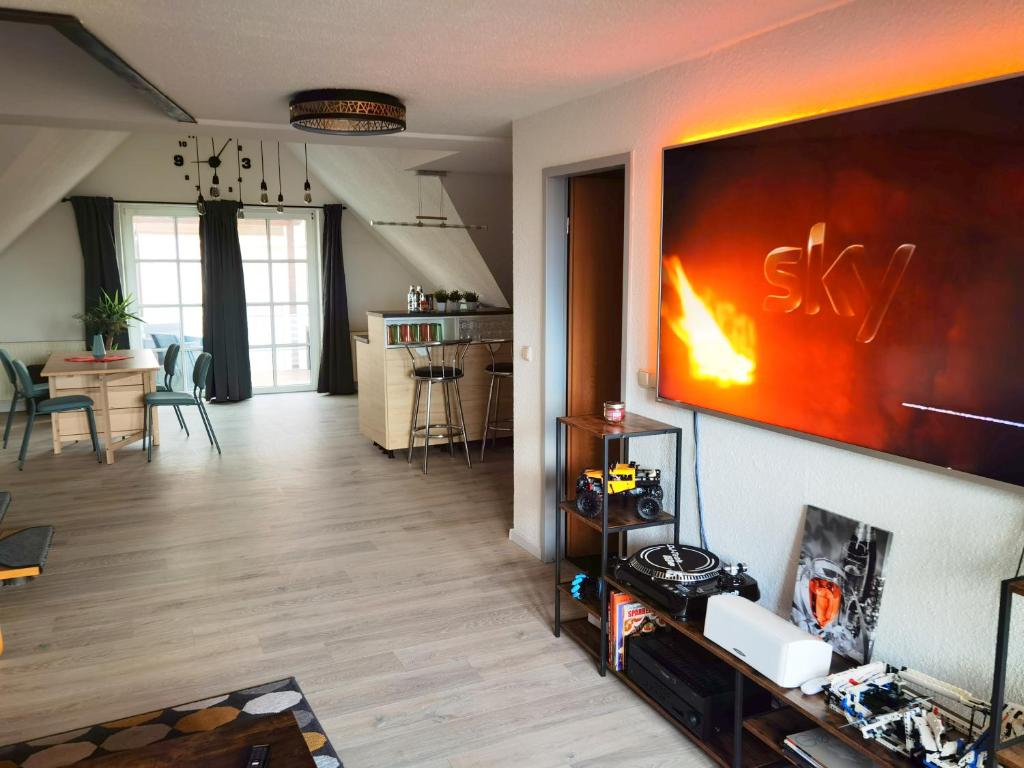 ein Wohnzimmer mit einem Feuerbild an der Wand in der Unterkunft großes offenes Loft oder kleine gemütliche Wohnung mit Balkon in Wolmirstedt