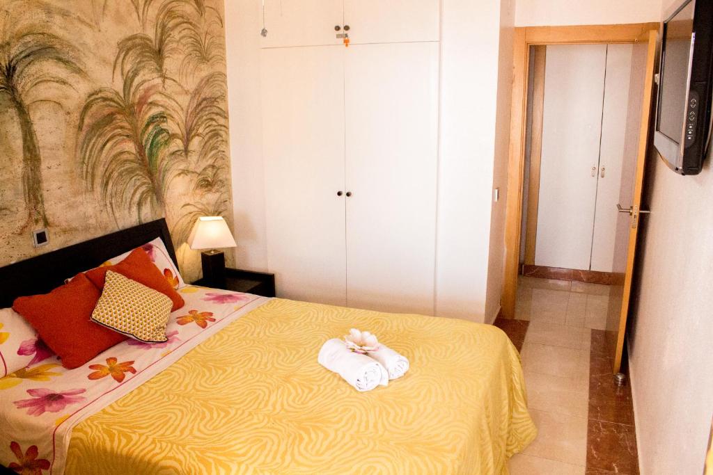 Łóżko lub łóżka w pokoju w obiekcie Benal Beach deluxe apartment with panoramic sea views