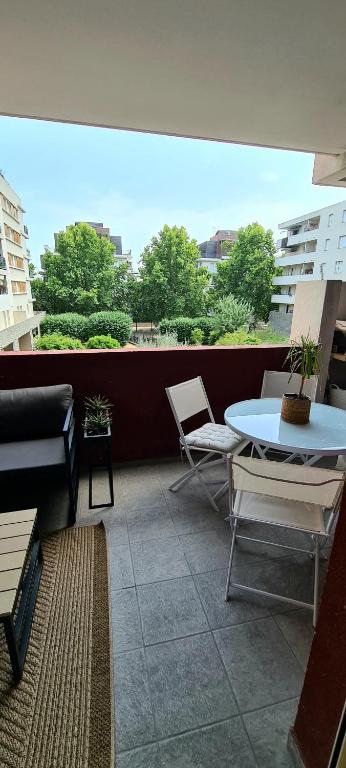 Un balcon sau o teras&#x103; la Appartement avec terrasse, parking et proche tramway