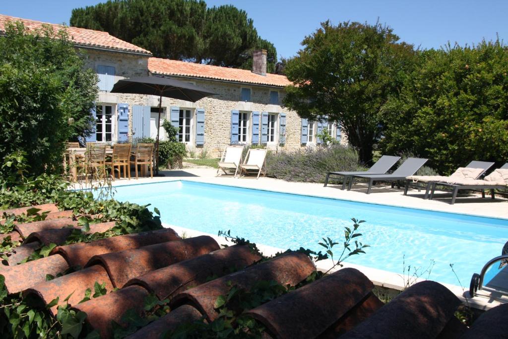 basen przed domem w obiekcie Gîte Rochellier - Charente-Maritime w mieście Cravans
