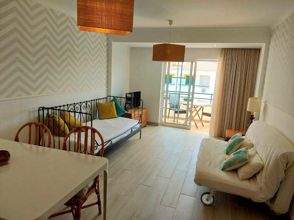 een woonkamer met een bank en een tafel bij T1 Praia de Altura in Altura